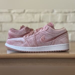 Air Jordan 1 SE Low Pink Velvet W size 9